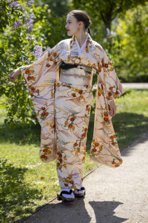 Bogato zdobione furisode z motywem wiodącym kumo oraz kiku