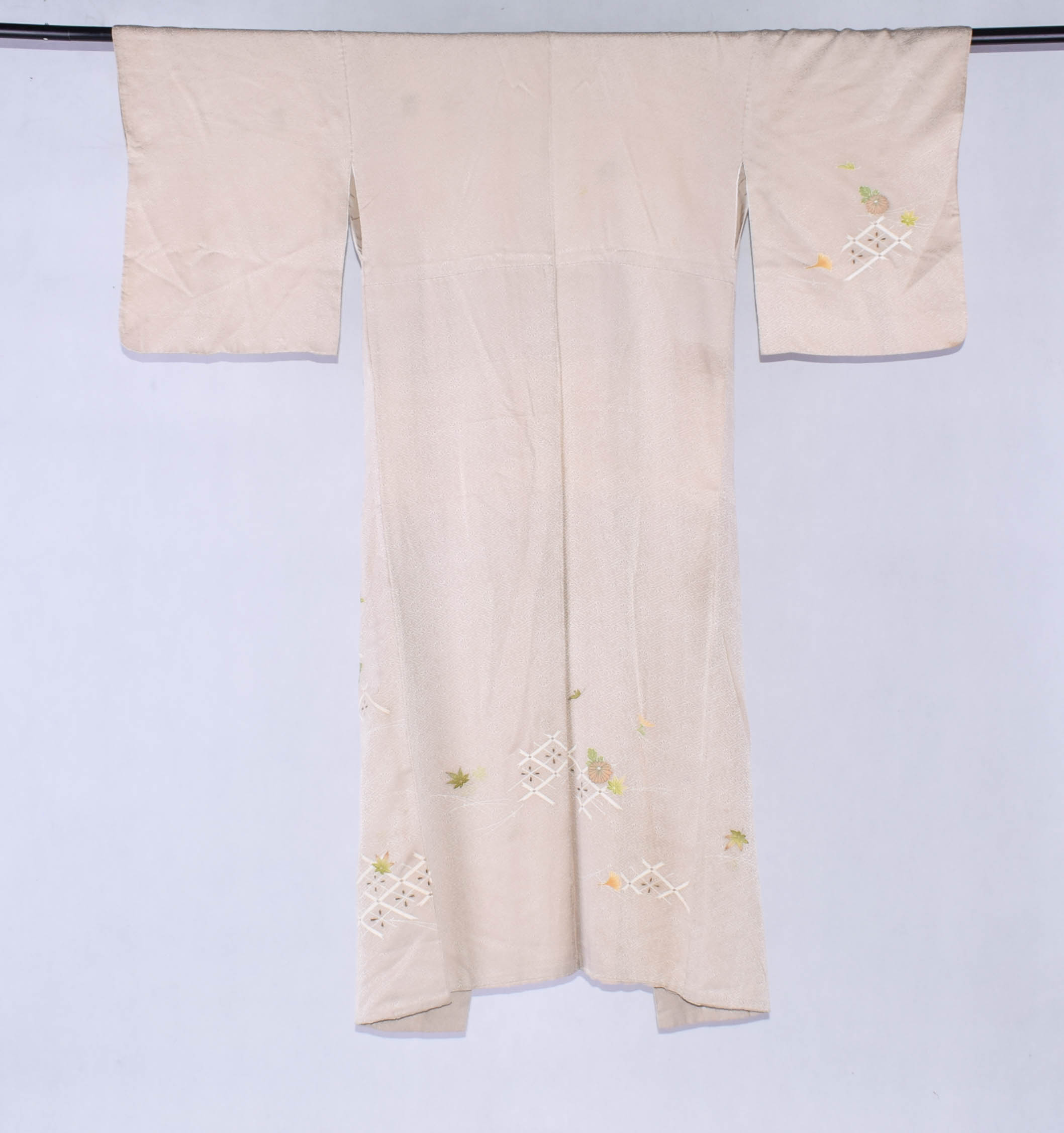 Vintage kimono Tsukesage w odcieniu shiro-nezumi z motywem kaede ,kiku i ginko - obrazek 2
