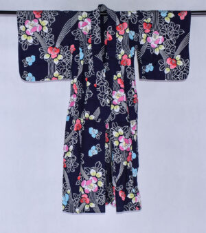 Yukata w odcieniu granatu z motywem Bara - róży
