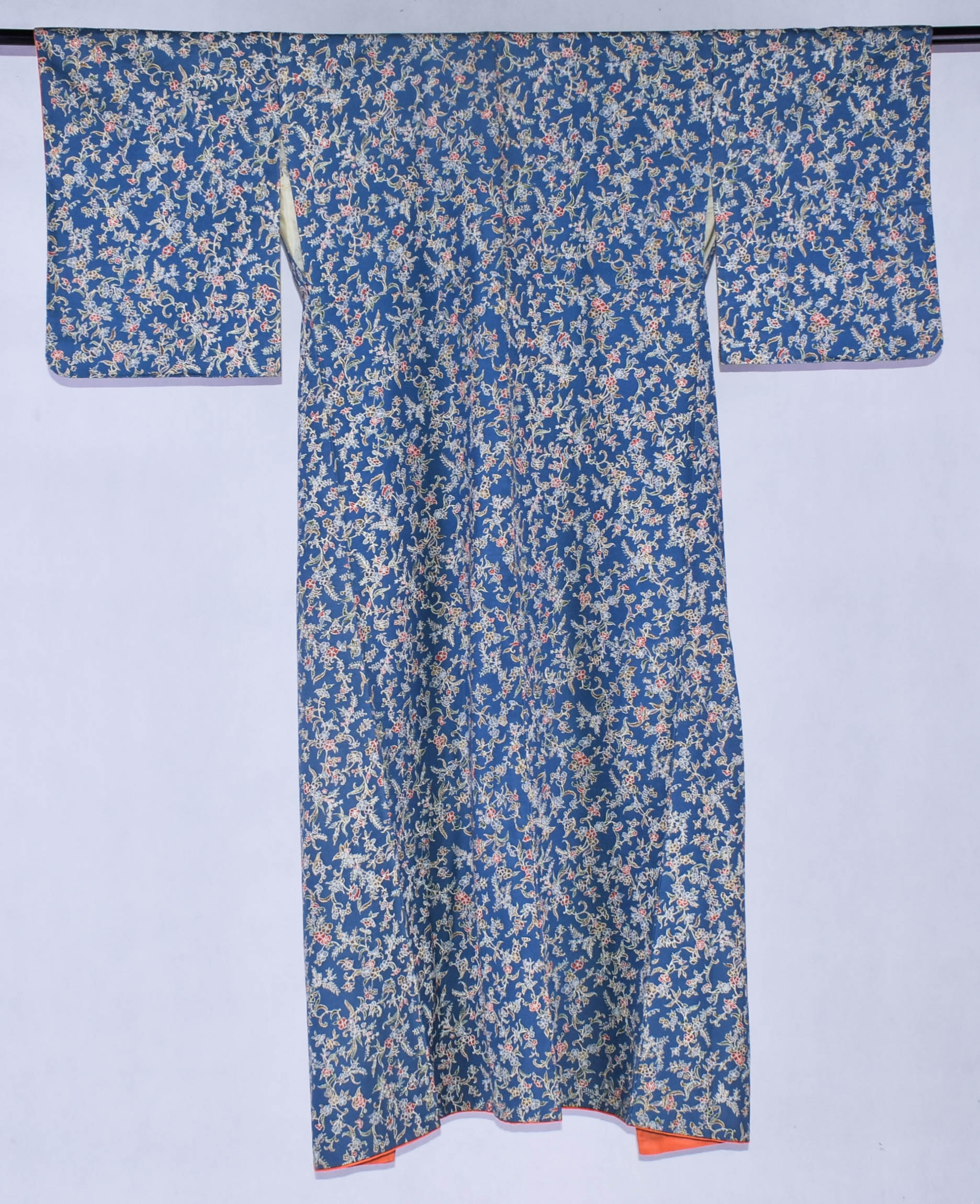 Kimono Komon w odcieniu hanada-iro z drobnym wzorem kusabana - obrazek 2