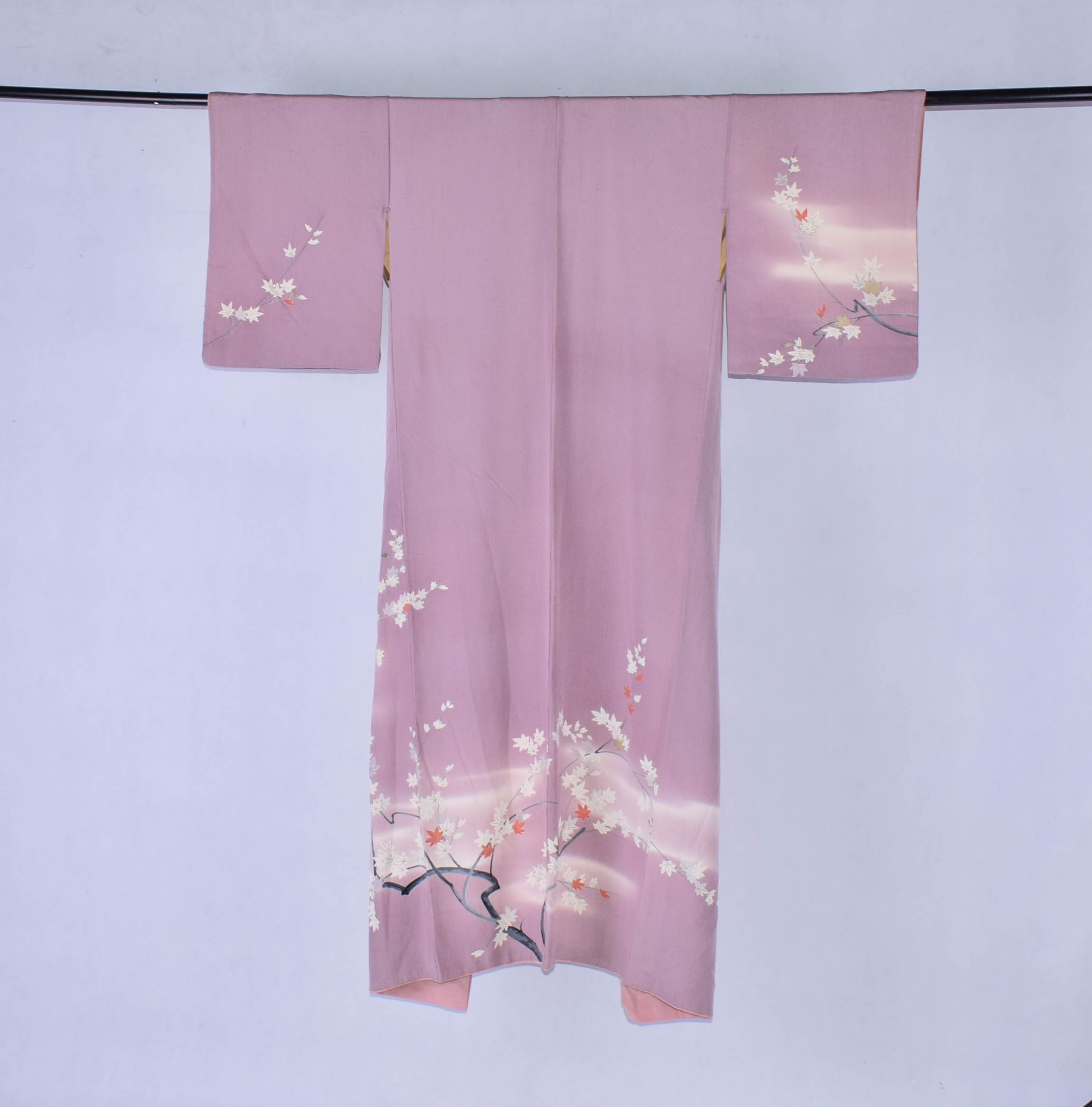 Vintage kimono Tsukesage w odcieniu shobu-iro z motywem Momiji - obrazek 3