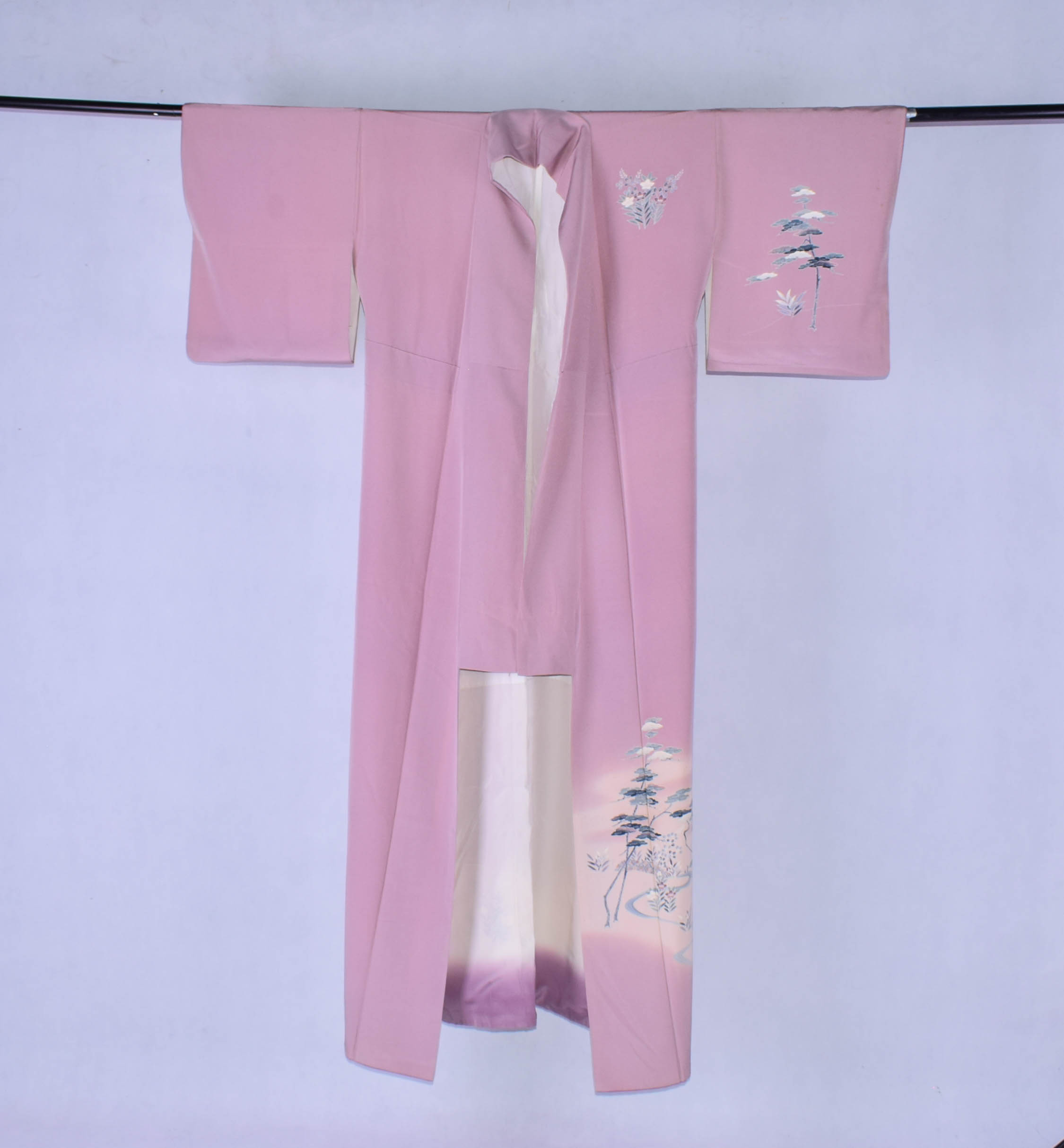 Vintage Kimono Houmongi w kolorze Botan-iro z motywem kikyo , hagi i matsu - obrazek 2