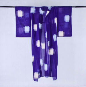 Usumono kimono w kolorze nise-murasaki z motywem meisen
