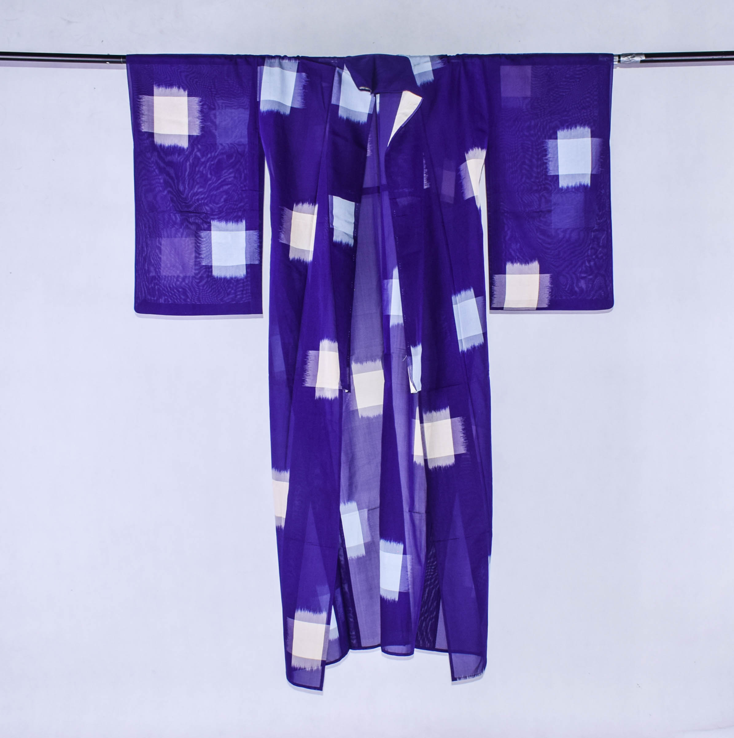 Usumono kimono w kolorze nise-murasaki z motywem meisen