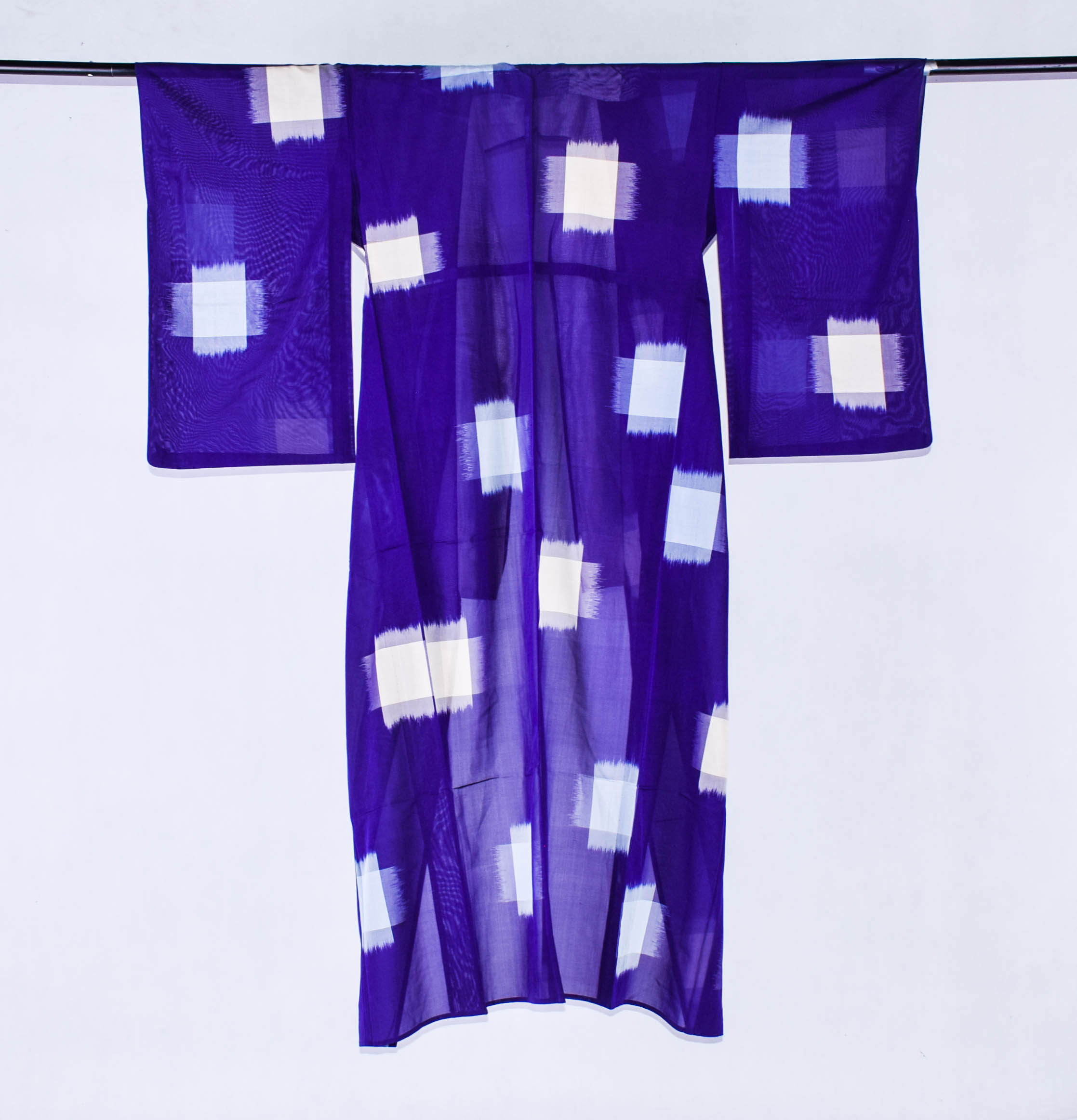 Usumono kimono w kolorze nise-murasaki z motywem meisen - obrazek 2