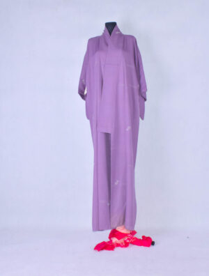 Kimono komon fioletowe ze wzorem goździków ze srebrną nicią